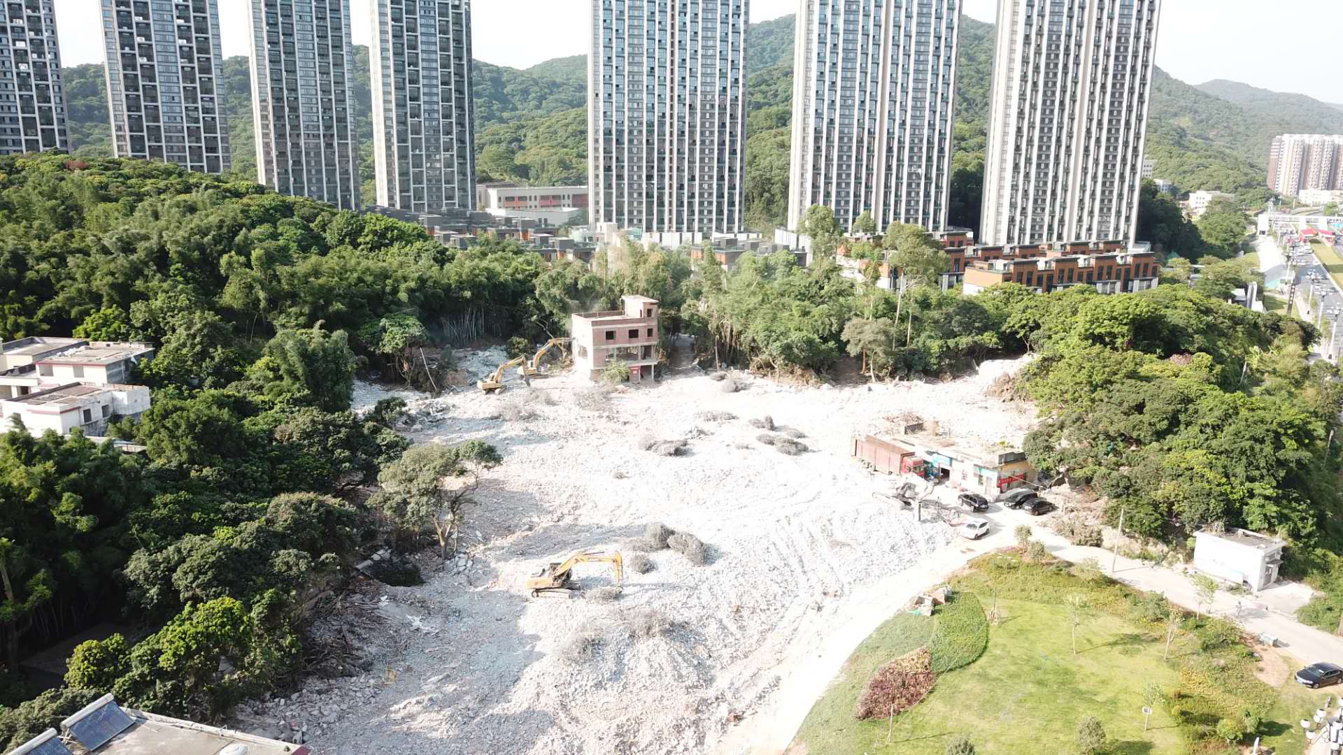 嶺頭公司舊村全面改造項目于2020年6月11日啟動羌洞片區(qū)拆補(bǔ)方案表決、簽約、交房、拆除工作。僅10天內(nèi)完成全片91棟私人房屋簽約，至6月25日全片區(qū)完成交房，至7月25日全片區(qū)拆除完畢。